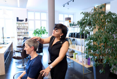 Nurten Kardag bei der Beratung im Salon